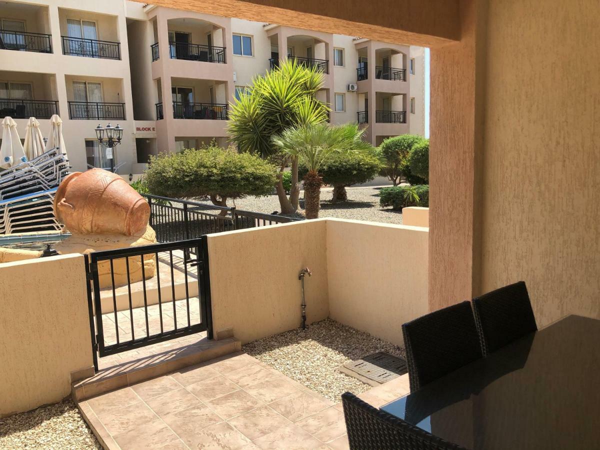 Royal Seacrest Apartment Paphos ภายนอก รูปภาพ