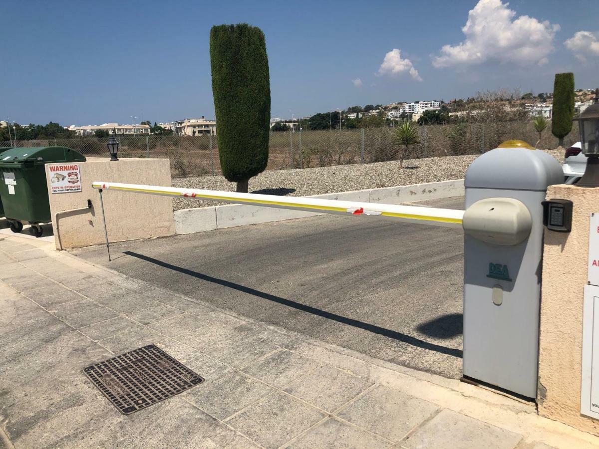 Royal Seacrest Apartment Paphos ภายนอก รูปภาพ
