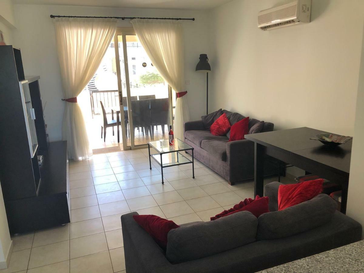 Royal Seacrest Apartment Paphos ภายนอก รูปภาพ