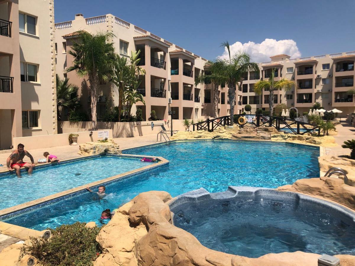 Royal Seacrest Apartment Paphos ภายนอก รูปภาพ