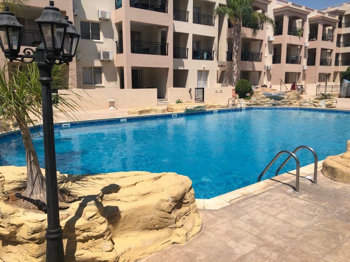 Royal Seacrest Apartment Paphos ภายนอก รูปภาพ